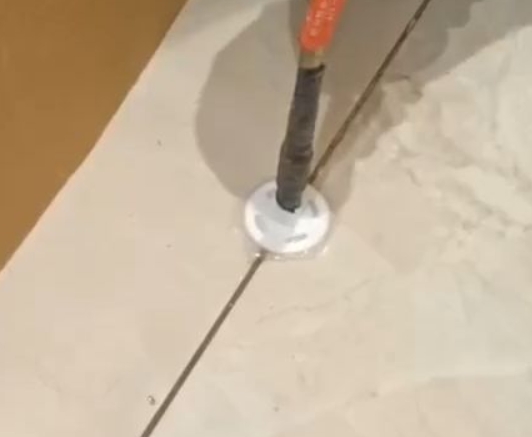 荷塘瓷砖空鼓维修公司专业解答瓷砖在铺贴过程中，如果没有涂抹均匀到位的粘结材料（如水泥砂浆或瓷砖胶），可能会导致以下问题